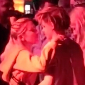 Exclusif- Kristen Stewart et sa compagne Sarah Dinkin s'embrassent langoureusement et dansent au festival Coachella pendant le concert de The 1975. Indio, le 13 avril 2019.