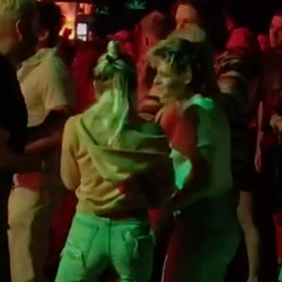 Exclusif - Kristen Stewart et sa compagne Sarah Dinkin s'embrassent langoureusement et dansent au festival Coachella pendant le concert de The 1975. Indio, le 13 avril 2019.
