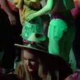 Exclusif- Kristen Stewart et sa compagne Sarah Dinkin s'embrassent langoureusement et dansent au festival Coachella pendant le concert de The 1975. Indio, le 13 avril 2019.