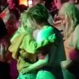 Exclusif - Kristen Stewart et sa compagne Sarah Dinkin s'embrassent langoureusement et dansent au festival Coachella pendant le concert de The 1975. Indio, le 13 avril 2019.