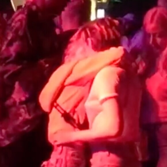 Exclusif - Kristen Stewart et sa compagne Sarah Dinkin s'embrassent langoureusement et dansent au festival Coachella pendant le concert de The 1975. Indio, le 13 avril 2019.