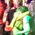 Exclusif -Kristen Stewart et sa compagne Sarah Dinkin s'embrassent langoureusement et dansent au festival Coachella pendant le concert de The 1975. Indio, le 13 avril 2019.
