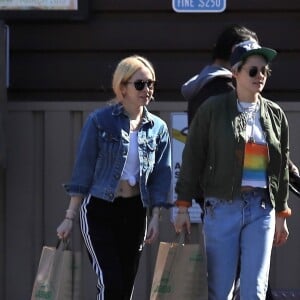 Exclusif - Kristen Stewart et sa compagne Sara Dinkin chargées de courses dans la rue à Los Feliz le 14 mars 2019. E