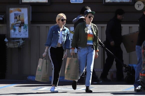 Exclusif - Kristen Stewart et sa compagne Sara Dinkin chargées de courses dans la rue à Los Feliz le 14 mars 2019. E
