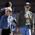 Exclusif - Kristen Stewart et sa compagne Sara Dinkin chargées de courses dans la rue à Los Feliz le 14 mars 2019.