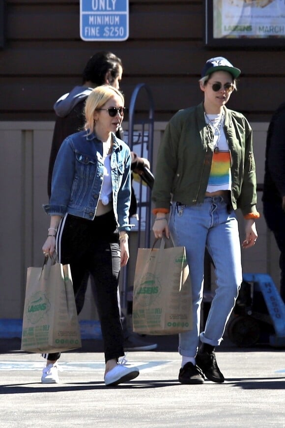 Exclusif - Kristen Stewart et sa compagne Sara Dinkin chargées de courses dans la rue à Los Feliz le 14 mars 2019.