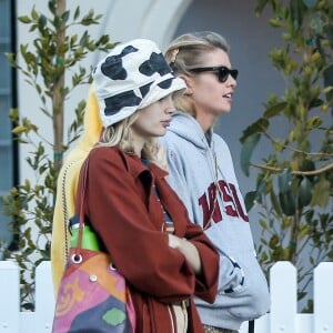 Exclusif - Stella Maxwell se rend au Oyster Bar avec des amies et son chien à Los Angeles le 13 mars 2019.