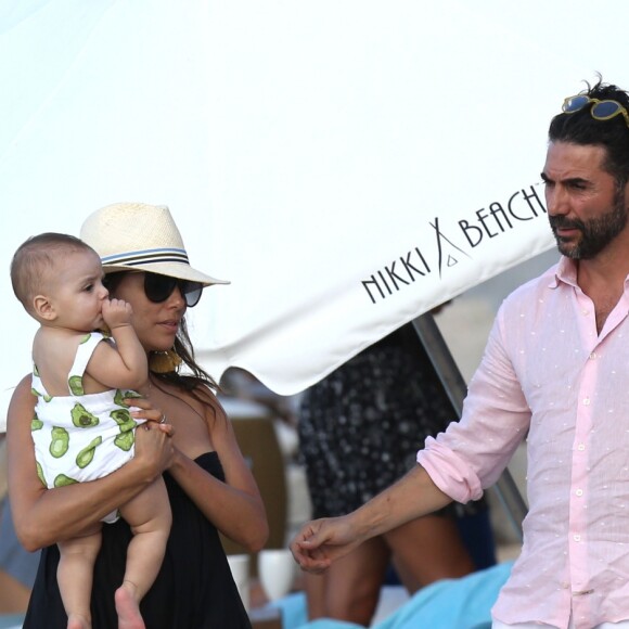 Eva Longoria, son mari José Baston et leur fils Santiago en vacances à la plage sur l'île de Saint-Barthélémy le 21 Avril 2019.