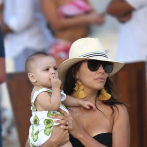 Eva Longoria, son mari José Baston et leur fils Santiago en vacances à la plage sur l'île de Saint-Barthélémy le 21 Avril 2019.