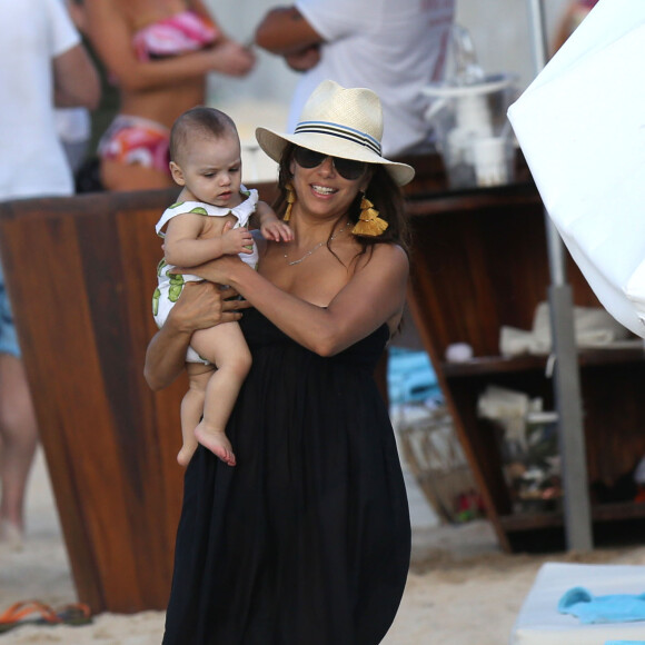 Eva Longoria, son mari José Baston et leur fils Santiago en vacances à la plage sur l'île de Saint-Barthélémy le 21 Avril 2019.