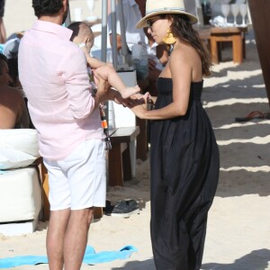 Eva Longoria, son mari José Baston et leur fils Santiago en vacances à la plage sur l'île de Saint-Barthélémy le 21 Avril 2019.