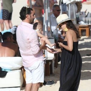 Eva Longoria, son mari José Baston et leur fils Santiago en vacances à la plage sur l'île de Saint-Barthélémy le 21 Avril 2019.