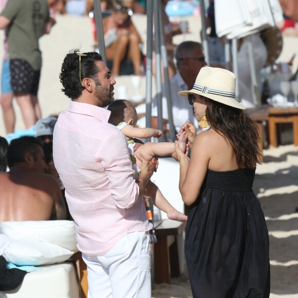 Eva Longoria, son mari José Baston et leur fils Santiago en vacances à la plage sur l'île de Saint-Barthélémy le 21 Avril 2019.