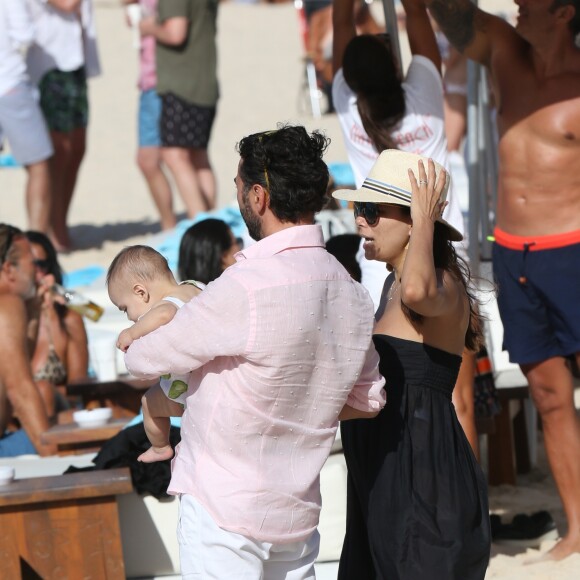 Eva Longoria, son mari José Baston et leur fils Santiago en vacances à la plage sur l'île de Saint-Barthélémy le 21 Avril 2019.