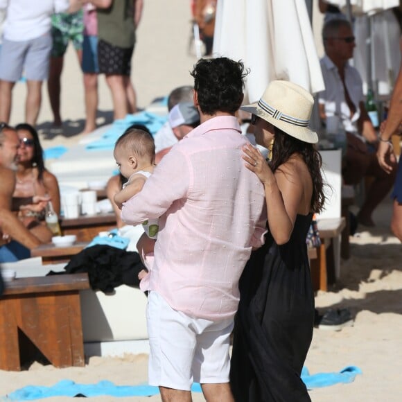 Eva Longoria, son mari José Baston et leur fils Santiago en vacances à la plage sur l'île de Saint-Barthélémy le 21 Avril 2019.