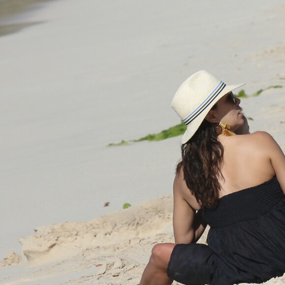 Eva Longoria, son mari José Baston et leur fils Santiago en vacances à la plage sur l'île de Saint-Barthélémy le 21 Avril 2019.