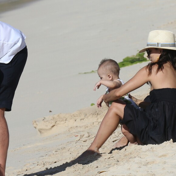 Eva Longoria, son mari José Baston et leur fils Santiago en vacances à la plage sur l'île de Saint-Barthélémy le 21 Avril 2019.