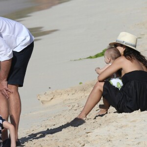 Eva Longoria, son mari José Baston et leur fils Santiago en vacances à la plage sur l'île de Saint-Barthélémy le 21 Avril 2019.