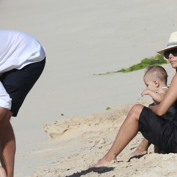 Eva Longoria, son mari José Baston et leur fils Santiago en vacances à la plage sur l'île de Saint-Barthélémy le 21 Avril 2019.