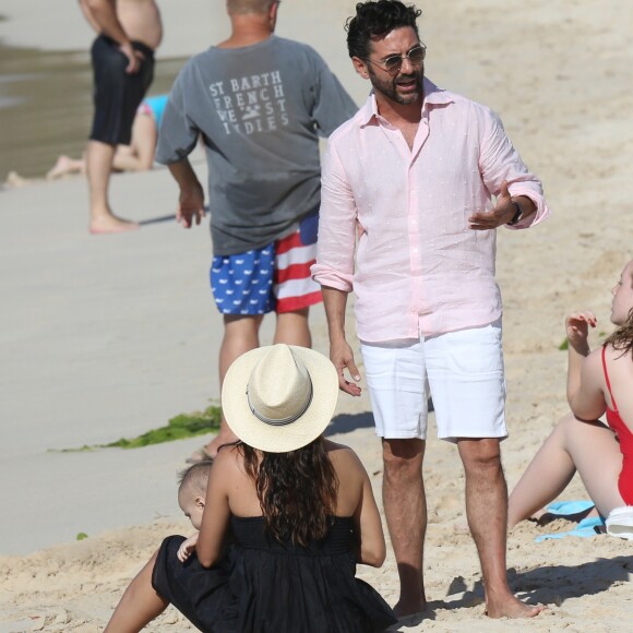 Eva Longoria, son mari José Baston et leur fils Santiago en vacances à la plage sur l'île de Saint-Barthélémy le 21 Avril 2019.