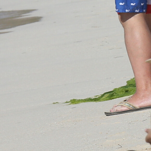 Eva Longoria, son mari José Baston et leur fils Santiago en vacances à la plage sur l'île de Saint-Barthélémy le 21 Avril 2019.