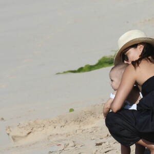 Eva Longoria, son mari José Baston et leur fils Santiago en vacances à la plage sur l'île de Saint-Barthélémy le 21 Avril 2019.