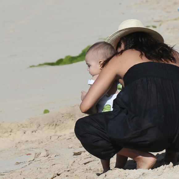 Eva Longoria, son mari José Baston et leur fils Santiago en vacances à la plage sur l'île de Saint-Barthélémy le 21 Avril 2019.