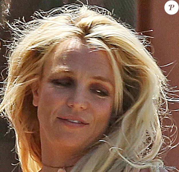 Exclusif - Britney Spears et son compagnon Sam Asghari sortent de leur dîner romantique au restaurant mexicain Sol Y Luna dans le quartier Tarzana à Los Angeles, Californie, Etats-Unis, le 7 mai 2018.