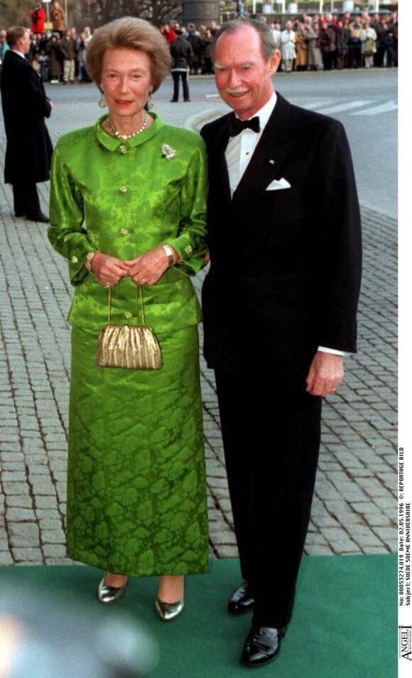 Le grand-duc Jean de Luxembourg et son épouse la grande-duchesse Joséphine-Charlotte lors des 50 ans du roi Carl XVI Gustaf de Suède en mai 1996 à Stockholm. Le grand-duc Jean est mort dans la nuit du 22 au 23 avril 2019 à l'âge de 98 ans.