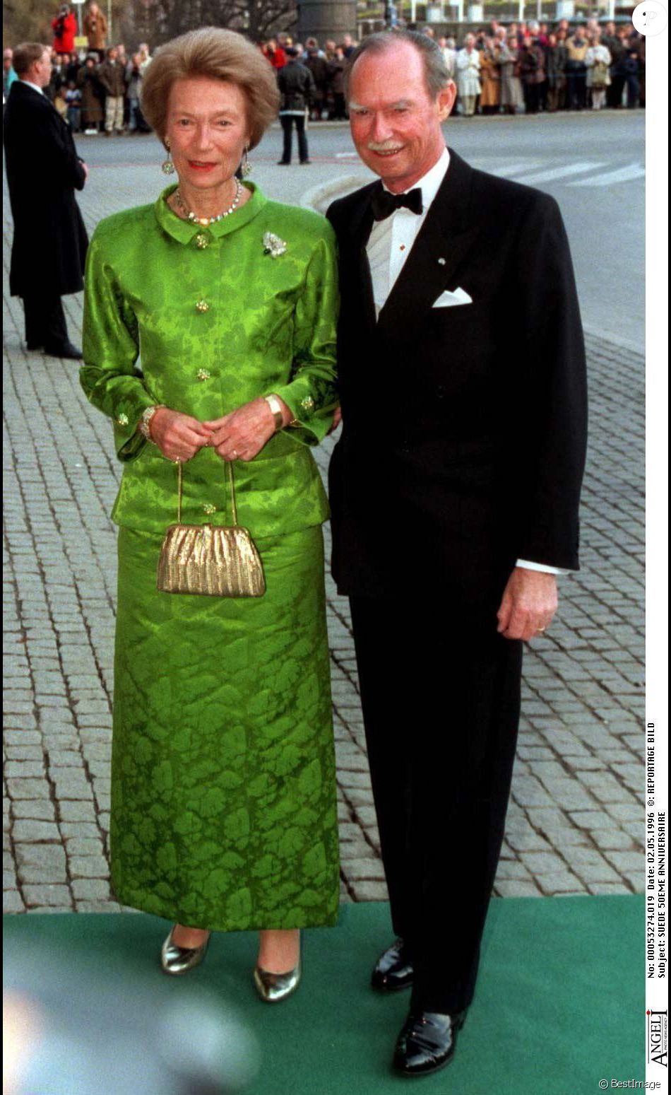 Out of date provoke Misunderstand Le grand-duc Jean de Luxembourg et son épouse la grande-duchesse  Joséphine-Charlotte lors des 50 ans du roi Carl XVI Gustaf de Suède en mai  1996 à Stockholm. Le - Purepeople