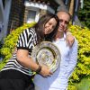 Marion Bartoli (avec son trophée de Wimbledon) et son père Walter à Londres, le 8 juillet 2013