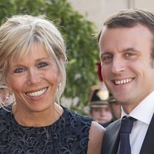 Emmanuel Macron et sa femme Brigitte Trogneux - Le couple royal espagnol est reçu par le président français pour un dîner d'état donné en leur honneur au palais de l'Elysée à Paris, le 2 juin 2015, lors de leur visite d'état de 3 jours à Paris.  Arrivals to attend a state dinner offered for the King and Queen of Spain by French President at the Elysee presidential palace in Paris, on June 2, 2015 during the state visit of te spainish royal couple in Paris.02/06/2015 - Paris