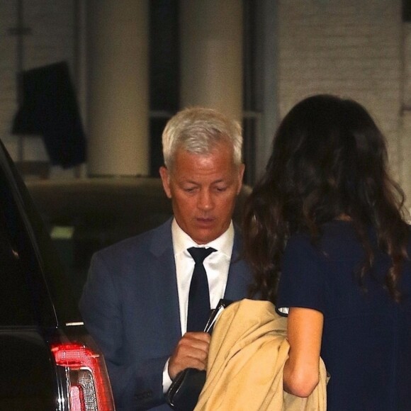 George Clooney et sa femme Amal Clooney arrivent à leur domicile après une longue journée de rendez-vous d'affaires à New York, le 25 avril 2019.