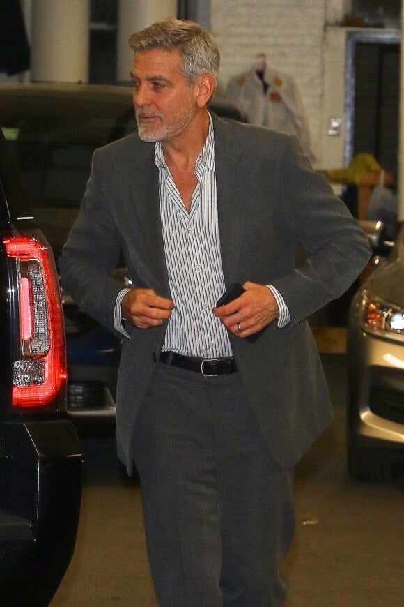 George Clooney et sa femme A. Alamuddin Clooney arrivent à leur domicile après une longue journée de rendez-vous d'affaires à New York, le 25 avril 2019.