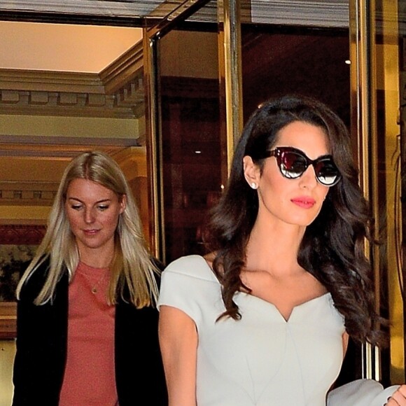 Amal Clooney sort de son hôtel pour se rendre à une réunion, à New York City, New York, Etats-Unis, le 24 avril 2019.