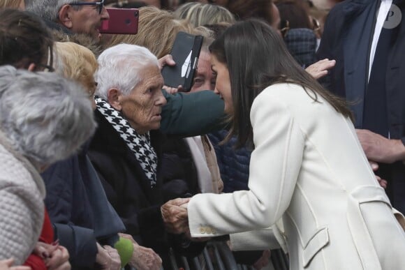 La reine Letizia d'Espagne en discussion avec une dame de 93 ans à Lerma le 11 avril 2019. Un échange insolite : "Je vous donnais beaucoup plus que 46 ans", s'est-elle entendu dire !