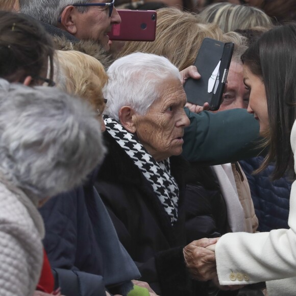 La reine Letizia d'Espagne en discussion avec une dame de 93 ans à Lerma le 11 avril 2019. Un échange insolite : "Je vous donnais beaucoup plus que 46 ans", s'est-elle entendu dire !