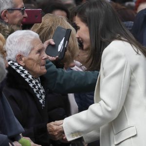 La reine Letizia d'Espagne en discussion avec une dame de 93 ans à Lerma le 11 avril 2019. Un échange insolite : "Je vous donnais beaucoup plus que 46 ans", s'est-elle entendu dire !