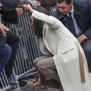 La reine Letizia d'Espagne a ramassé en personne la canne d'une dame de 93 ans et la lui a rendue, à Lerma le 11 avril 2019. En récompense, elle a eu droit à un échange insolite : "Je vous donnais beaucoup plus que 46 ans", s'est-elle entendu dire !