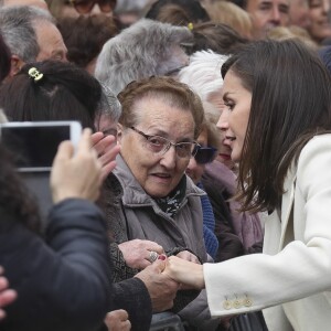 La reine Letizia d'Espagne a ramassé en personne la canne d'une dame de 93 ans et la lui a rendue, à Lerma le 11 avril 2019. En récompense, elle a eu droit à un échange insolite : "Je vous donnais beaucoup plus que 46 ans", s'est-elle entendu dire !