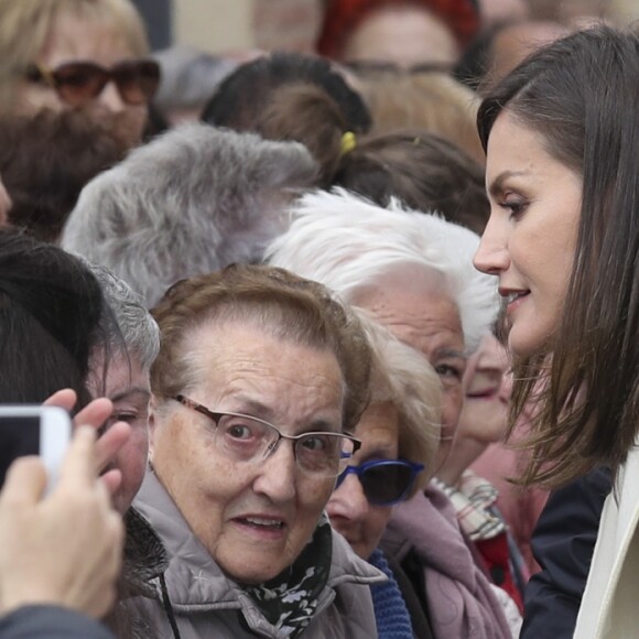 La reine Letizia d'Espagne a ramassé en personne la canne d'une dame de 93 ans et la lui a rendue, à Lerma le 11 avril 2019. En récompense, elle a eu droit à un échange insolite : "Je vous donnais beaucoup plus que 46 ans", s'est-elle entendu dire !