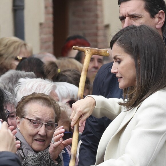 La reine Letizia d'Espagne a ramassé en personne la canne d'une dame de 93 ans et la lui a rendue, à Lerma le 11 avril 2019. En récompense, elle a eu droit à un échange insolite : "Je vous donnais beaucoup plus que 46 ans", s'est-elle entendu dire !
