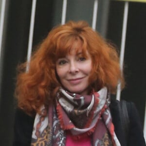 Mylène Farmer à la sortie d'un restaurant dans le 8 ème à Paris le 7 décembre 2015.