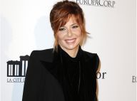 Mylène Farmer sensuelle dans les bras d'un beau jeune homme