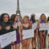 Défilé du collectif "The All Sizes Catwalk" sur le parvis du Trocadéro à Paris. Le 28 avril 2019 Elles défilent en lingerie au pied de la Tour Eiffel pour bousculer les marques. Pour la deuxième année consécutive, la mannequin Georgia Stein et ses consoeurs, sous le nom de "The All Sizes Catwalk", une quarantaine de femmes aux morphologies différentes, se réunissent sur le parvis du Trocadéro, à Paris, pour réclamer des podiums qui leur ressemblent. © Francis Petit / Bestimage