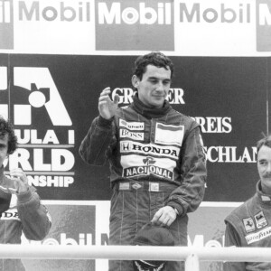 Ayrton Senna (au centre) sur le podium du Grand Prix d'Allemagne à Hockenheim, le 30 juillet 1989. Alain Prost est deuxième. Le Britannique Nigel Mansell est troisième.