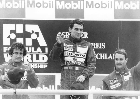 Ayrton Senna (au centre) sur le podium du Grand Prix d'Allemagne à Hockenheim, le 30 juillet 1989. Alain Prost est deuxième. Le Britannique Nigel Mansell est troisième.