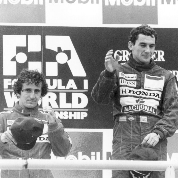 Ayrton Senna (au centre) sur le podium du Grand Prix d'Allemagne à Hockenheim, le 30 juillet 1989. Alain Prost est deuxième. Le Britannique Nigel Mansell est troisième.