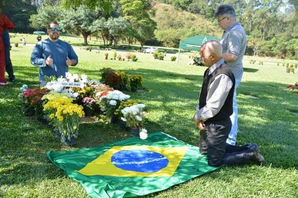 Des fans se recueillent sur la tombe du pilote Ayrton Senna au 23e anniversaire de sa disparition à Sao Paulo au Brésil le 1er mai 2017.