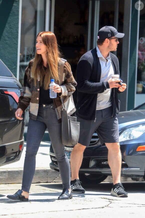 Exclusif - Chris Pratt et sa fiancée Katherine Schwarzenegger s'embrassent dans les rues de West Hollywood, le 25 avril 2019.  For germany call for price Exclusive - Lovebirds Chris Pratt and Katherine Schwarzenegger share a kiss after a coffee run in West Hollywood. 25th april 2019.25/04/2019 - Los Angeles